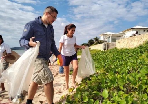 Voluntários organizam mutirão de limpeza de praias, em Búzios Voluntários organizam mutirão de limpeza de praias, em Búzios