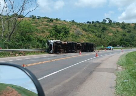 Acidente com carreta na BR-101, em Campos, deixa motorista ferido