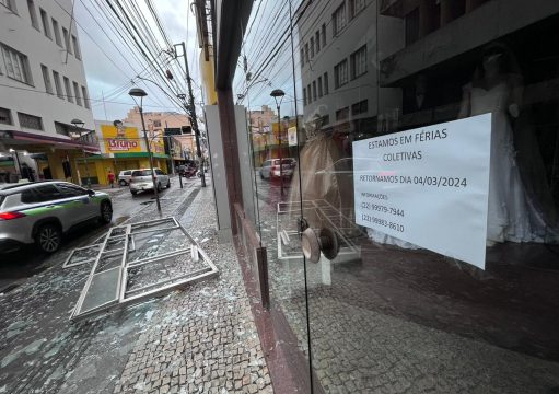 Ventos fortes destroem fachada de loja, no Centro de Campos; alerta de até 100km/h em Campos e região Ventos fortes destroem fachada de loja, no Centro de Campos; alerta de até 100km/h em Campos e região