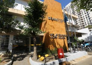 Homem invade escola armado com faca em busca da ex-companheira, em Campos, e causa pânico no local