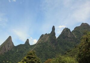 Caminhão com carga tóxica tomba e atinge área de parque nacional, na Região Serrana