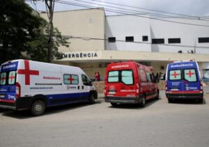 Criança de 4 anos em estado grave após queda de carro em valão, em Campos