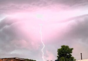 Defesa Civil alerta para cuidados durante tempestades com raios