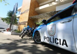 Mulher é presa por esfaquear a mãe em Campos