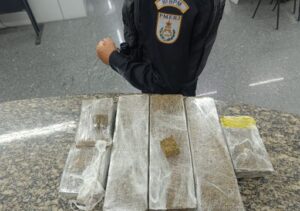 Polícia apreende 4,5 quilos de maconha em operação no Jardim Carioca, em Campos