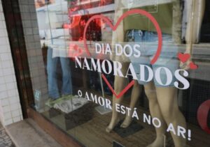 Comércio de Campos se aquece com o Dia dos Namorados