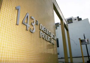 Barbárie em Itaperuna: mulher é presa acusada de cortar oito dedos do pé da mãe Polícia diz que adolescente de 14 anos confessou ter matado pais e irmão em Itaperuna; corpos são encontrados em cisterna