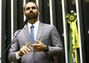 Bloqueio de bens e contas de Eduardo Bolsonaro é determinado por Moraes