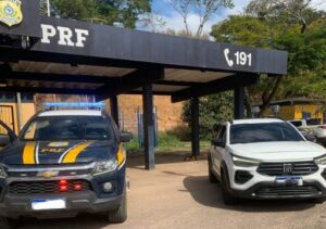Carro roubado no Rio é recuperado pela PRF na BR-101, em Campos