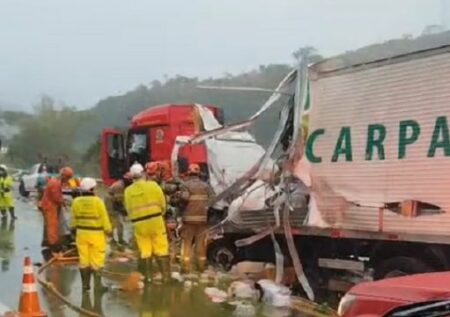 Colisão entre carretas deixa uma pessoa morta e duas feridas na BR-101