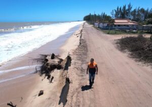 Defesa Civil alerta para ressaca no litoral em Farol de São Tomé
