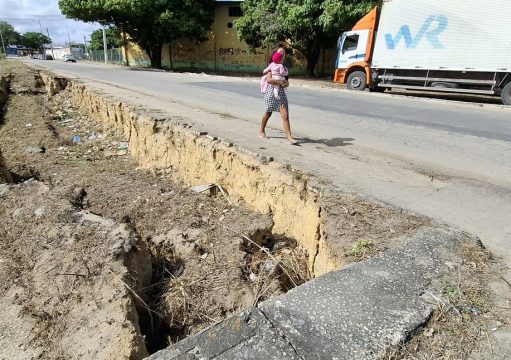 Desmoronamento de canal preocupa no Julião Nogueira Desmoronamento de canal preocupa no Julião Nogueira
