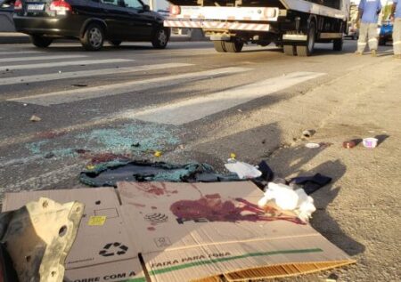 Homem fica em estado grave após carro capotar na Av. 28 de Março, em Campos