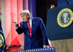 Trump assina tarifa de 50% e adiciona lista de exceções