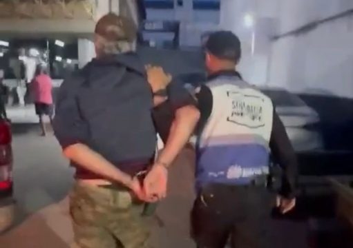 Homem é preso por atirar em duas pessoas no Mercado Municipal de Campos Homem é preso por atirar em duas pessoas no Mercado Municipal de Campos