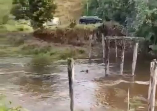 Moradores do Imbé, em Campos, enfrentam dificuldades após queda de ponte há dois anos Moradores do Imbé, em Campos, enfrentam dificuldades após queda de ponte há dois anos