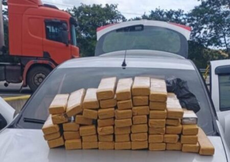 PRF apreende 50 kg de maconha na BR-101 em Casimiro de Abreu
