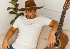 Cantor sertanejo morre em acidente de carro na RJ-158