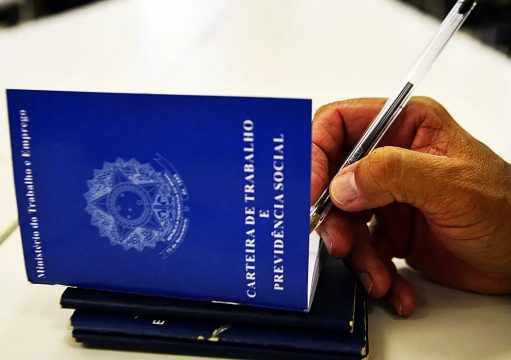Desemprego registra a menor taxa desde 2012 no Brasil, mostra IBGE Desemprego registra a menor taxa desde 2012 no Brasil, mostra IBGE