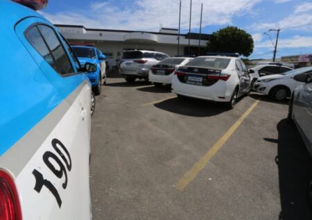 Bandidos armados invadem bar e assaltam comerciante cadeirante em Campos