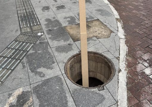 Bueiro destampado oferece risco no Centro de Campos Bueiro destampado oferece risco no Centro de Campos