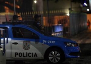 Criminosos roubam R$ 90 mil e fazem família refém durante madrugada em Campos