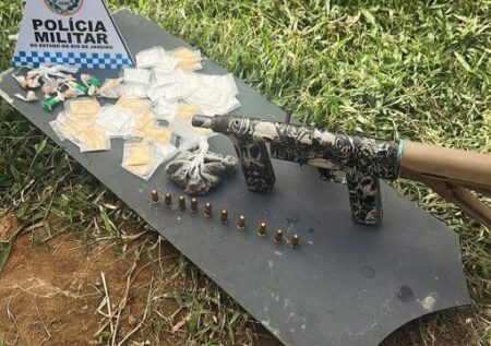 Homem é preso em flagrante com metralhadora e drogas no Pq. Prazeres, em Guarus
