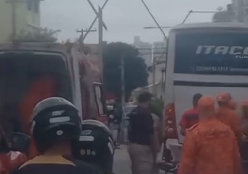 Motociclista morre após colisão com ônibus na Avenida 28 de Março, em Campos Motociclista morre após colisão com ônibus na Avenida 28 de Março, em Campos