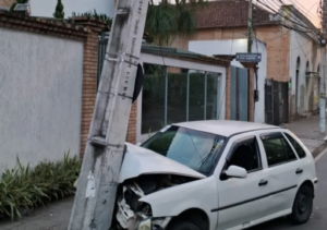 Motorista embriagado bate carro em poste no Centro de Campos