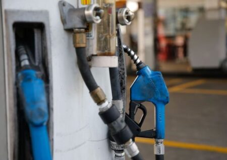 Petrobras anuncia redução de 4,9% no preço da gasolina para distribuidoras