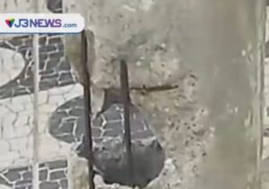 Poste oferece risco em Campos; concessionária prometeu vistoria há dois meses