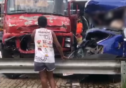 Uma idosa morreu e outros 9 ficaram feridos em colisão na BR-101, em Travessão Uma idosa morreu e outros 9 ficaram feridos em colisão na BR-101, em Travessão