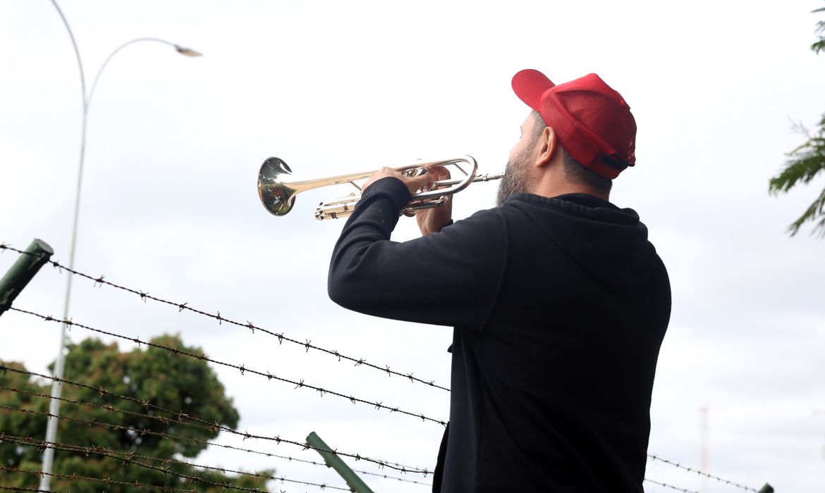 Brasília (DF), 22/11/2025 - Trompetista em frente a sede da Polícia Federal após a prisão do ex-presidente Jair Bolsonaro. Foto: Valter Campanato/Agência Brasil