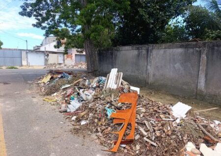 Acúmulo de lixo e entulho chama atenção no Parque Guarus, em Campos