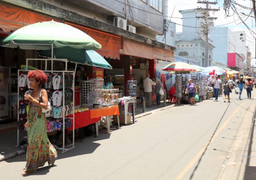 Ambulantes tomam calçadas e comprometem mobilidade Ambulantes tomam calçadas e comprometem mobilidade
