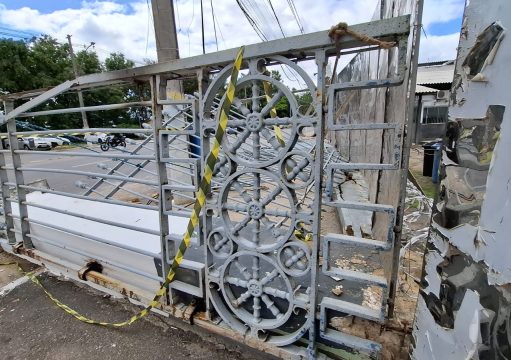 Caminhão derruba estrutura do presídio feminino de Campos Caminhão derruba estrutura do presídio feminino de Campos