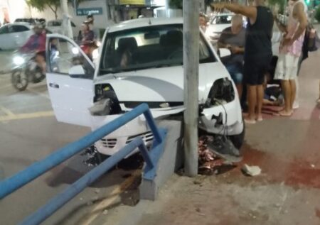 Carro invade ciclovia e deixa dois jovens feridos na Avenida 28 de Março
