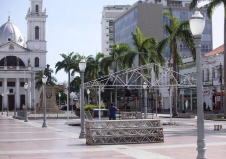Decoração de Natal começa a ser montada na Praça São Salvador, em Campos