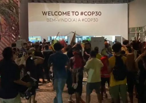 Manifestantes tentam invadir área da COP30 e confronto deixa segurança ferido Manifestantes tentam invadir área da COP30 e confronto deixa segurança ferido