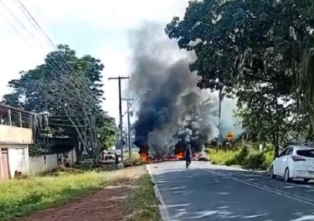 Moradores de Dores de Macabu protestam após morte de bebê; Prefeitura responde