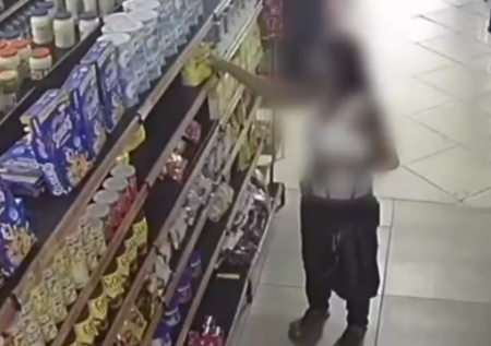 Mulher é flagrada furtando  pacotes de leite em supermercado