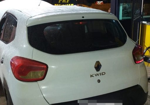 PRF recupera carro roubado e prende motorista em Campos PRF recupera carro roubado e prende motorista em Campos