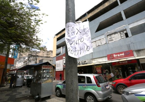Taxistas recorrem à improvisação diante da demora na reposição de placa em Campos Taxistas recorrem à improvisação diante da demora na reposição de placa em Campos