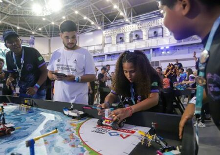 Alunos de Macaé disputam torneio regional de robótica da Firjan Sesi