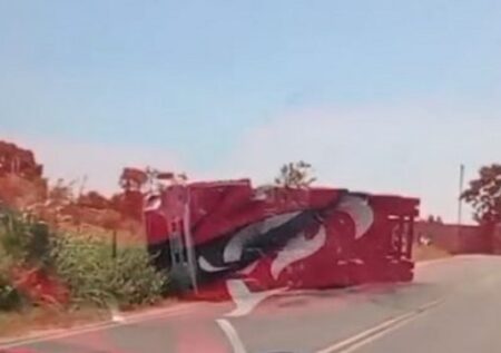 Caminhão tomba na Estrada de Brejo Grande, em Guarus