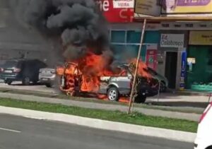 Carro pega fogo em avenida movimentada de Guarus