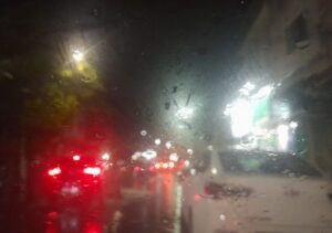 Chuva forte alaga diversas ruas e avenidas da área central de Campos