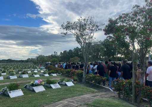 Comoção e presença de profissionais da comunicação campista marcam sepultamento de Toni Batista Comoção e presença de profissionais da comunicação campista marcam sepultamento de Toni Batista