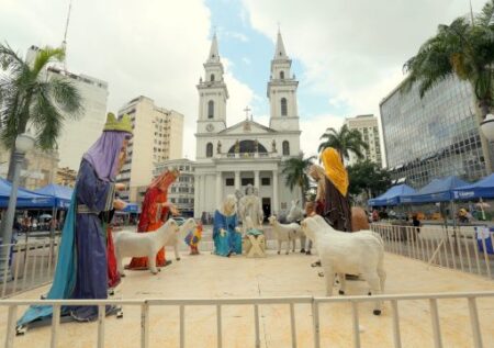 Decoração natalina no Centro de Campos ganha forma na Praça São Salvador