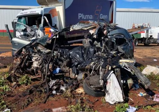 Família morre em colisão entre carro e caminhão no norte do Paraná Família morre em colisão entre carro e caminhão no norte do Paraná